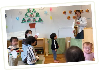 園児たちが芝生を走る様子