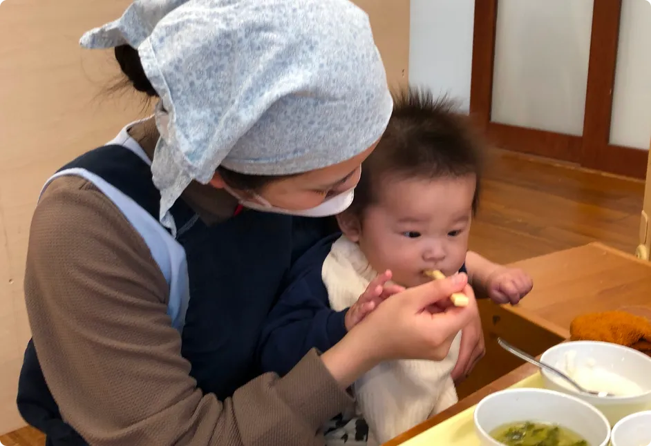 離乳食を食べる赤ちゃん